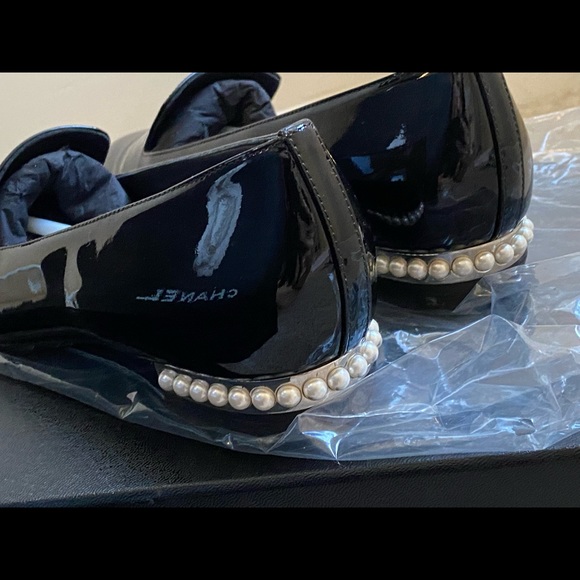 Chanel Patent Pearl Loafers Size 35.5 - Picture 8 of 11